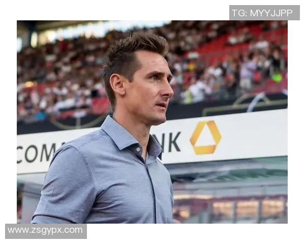 足球明星的儿女主播身份曝光 引发网友热议她的精彩表现与家庭背景